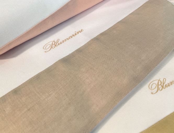 BLUMARINE Tovaglia Alba 175x300 ovaglia per 12 posti tinta unita bianca con bordo colorato in lino rimesso in applicazione alto 9,5 cm, logo Blumarine ricamato in tono Ecru Rettangolare